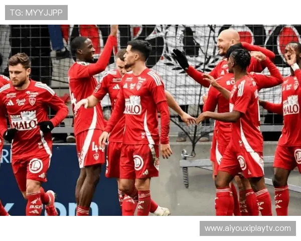 球迷热议不落地传球艺术，法甲球员脚法优雅度对比成焦点