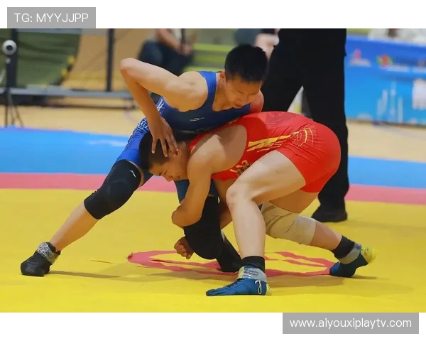 云南省青少年摔跤锦标赛颁奖仪式在呈贡文体中心举行，获奖选手与教练合影留念