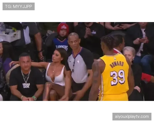 “趣闻：球迷装扮成‘独角兽’为波尔津吉斯加油，后者赛后签名致谢”